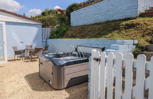 Cynonville Cottage | AFAN HOUSE: Pet-Friendly Escape with Hot Tub in Pontrhydyfen