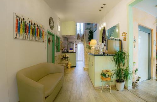 Marina di Cecina House | Cozy Rooms Steps from the Ocean with Hot Tub Amenities