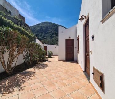 Lipari Historic Centre House | Discover a Child-Friendly Retreat at Affittacamere A f r o d i t e