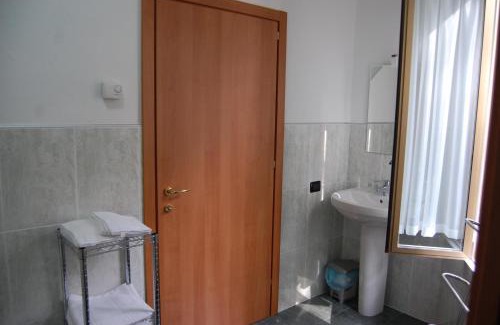 Ranica House | Derby Retreat: Guest Rated 9/10 with Hot Tub & Dining
