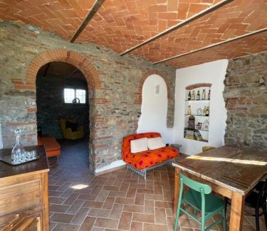 Montemagno Bed & Breakfast | Cozy Stay at Affittacamere Il Vecchio Mandorlo with Oceanfront Views