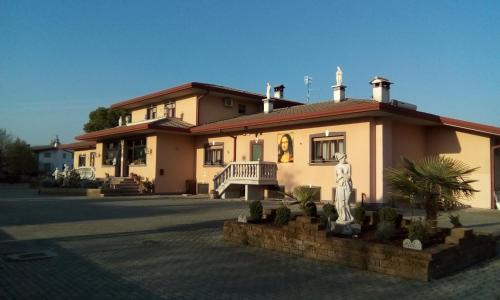 Remanzacco House | Villa Serafini: Oceanfront Retreat with Pool and Pet-Friendly