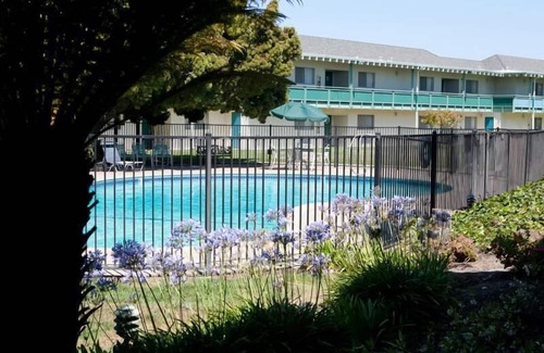 East End Apartment | Budget-Friendly Retreat with Free Breakfast and Pool Access