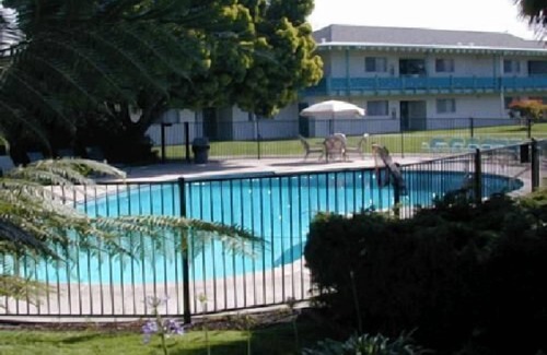 East End Apartment | Budget-Friendly Retreat with Free Breakfast and Pool Access
