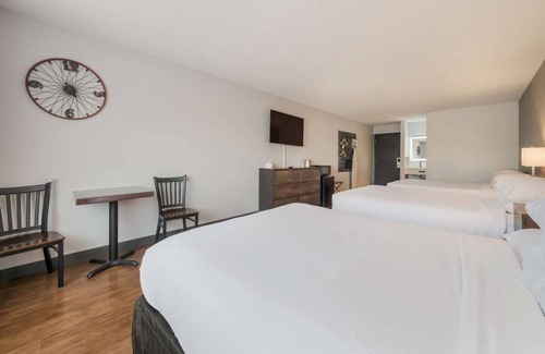 Ontario Hotel | Comfort and Convenience: Pet-Friendly with Pool & Free Breakfast