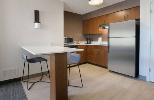 Fossil Creek Apartment | Budget-Friendly Comfort: Pool, Parking & Near Art Museum