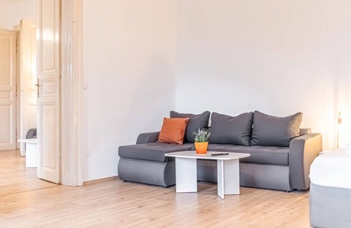 Wahring Apartment | Budget-Friendly 2BR Apartment Ideal for Extended Stays