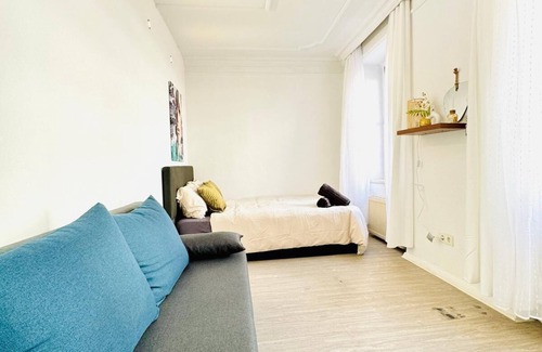 Grinzing Apartment | Affordable 4BR Apt Walk to FAC Platz