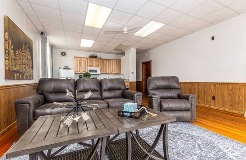Scales Mound Apartment | Welcoming Hornet Lodge: Ideal for Families and Pets