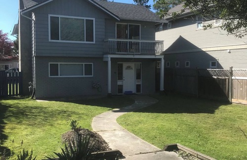 Richmond House | Comfortable Room with Queen Bed and Kitchen in Richmond