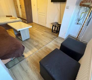 Hunedoara Apartment | Budget-Friendly Apartment Steps from the Castle