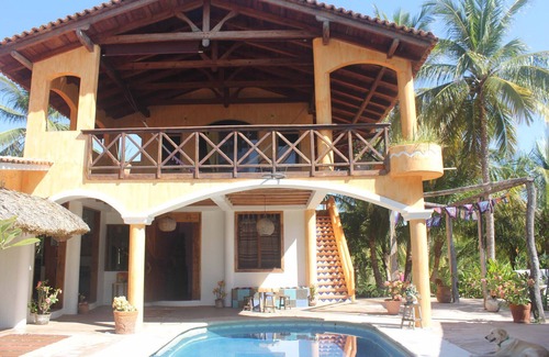 Santa Maria Colotepec House | Budget-Friendly Beachfront Garden Retreat with Breakfast