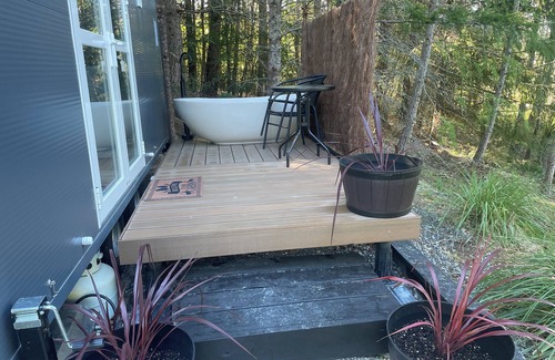 Hanmer Springs Cabin | Affordable & cosy alpine cabin - an ideal couples retreat with outdoor bath!