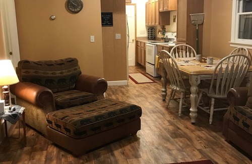 Hillman House | Budget-Friendly Cottage Near Lake Avalon with Breakfast