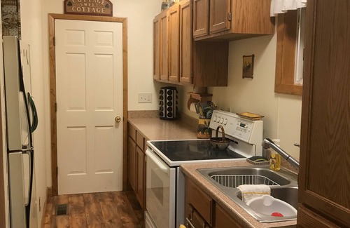 Hillman House | Budget-Friendly Cottage Near Lake Avalon with Breakfast