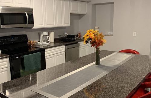 Niagara Falls House | Budget-Friendly Getaway Near Niagara Falls with Breakfast