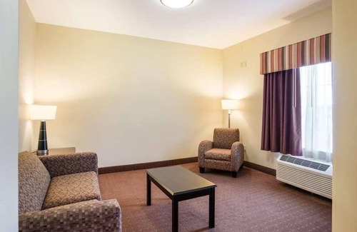 Saint Landry House | Affordable Getaway! in Knights Inn Bunkie! Pool, Free Parking, Free Breakfast