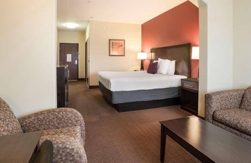 Saint Landry House | Affordable Getaway! in Knights Inn Bunkie! Pool, Free Parking, Free Breakfast