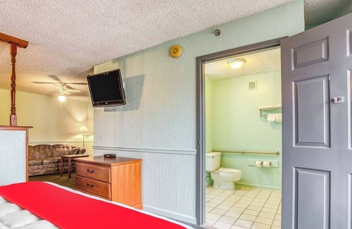 South Tulsa Hotel | Affordable King Bed Stay Close to Mohawk Park Fun – Only 11 Miles Out