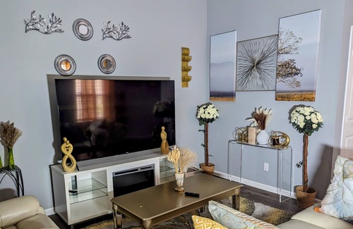 West Newton House | Budget-Friendly Lodge in Indianapolis - Family and Kitchen Amenities