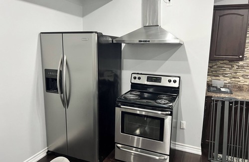 Churchill Meadows Apartment | Affordable Luxury: Large 3BR Suite Perfect for Families - Full Kitchen & Wifi