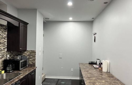 Churchill Meadows Apartment | Affordable Luxury: Large 3BR Suite Perfect for Families - Full Kitchen & Wifi