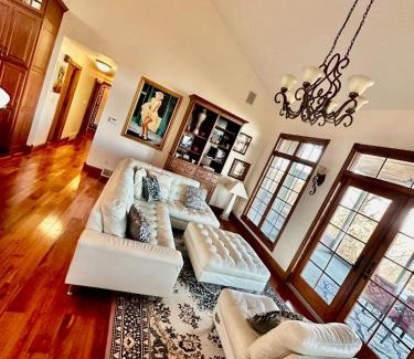 Quincy Villa | Budget-Friendly Mansion with Top Amenities and 10/10 Rating