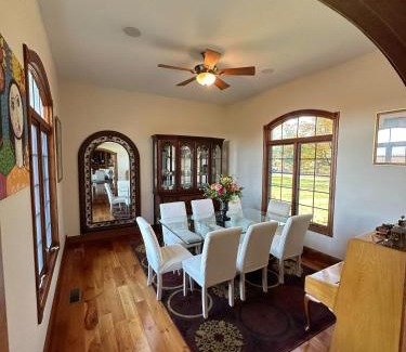 Quincy Villa | Budget-Friendly Mansion with Top Amenities and 10/10 Rating