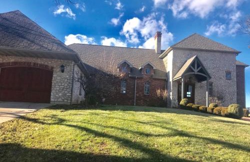 Quincy Villa | Budget-Friendly Mansion with Top Amenities and 10/10 Rating