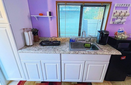 Renton House | Budget-Friendly Modern 1BR Suite with Kitchen & Pet Access