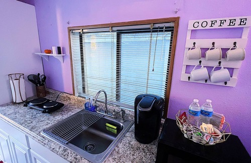 Renton House | Budget-Friendly Modern 1BR Suite with Kitchen & Pet Access