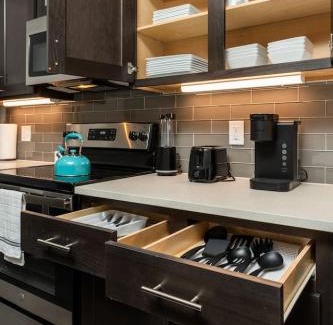 Grand Prairie Apartment | Budget-Friendly 4-Star Private Room with Kitchen Access
