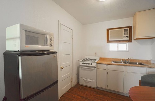 North Beach Hotel | Affordable Room Near Aquarium – Pets Allowed + Free Parking