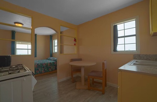 North Beach Hotel | Affordable Room Near Aquarium – Pets Allowed + Free Parking