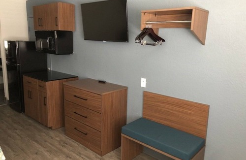 San Antonio Hotel | Affordable Studio w/Kitchenette Near The Alamo – Ideal for Explorers w/Parking