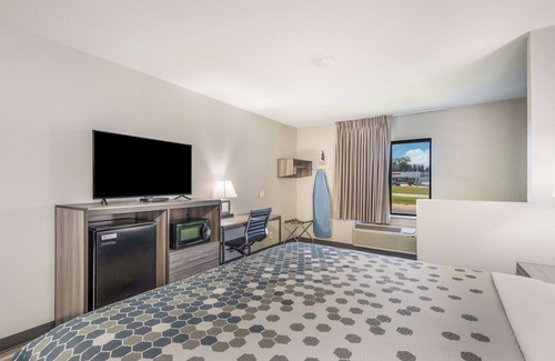 Lovington Hotel | Affordable Suite Perfect for Romantic Couple Getaway Near Downtown