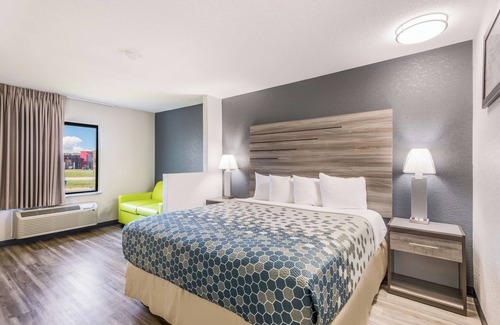 Lovington Hotel | Affordable Suite Perfect for Romantic Couple Getaway Near Downtown