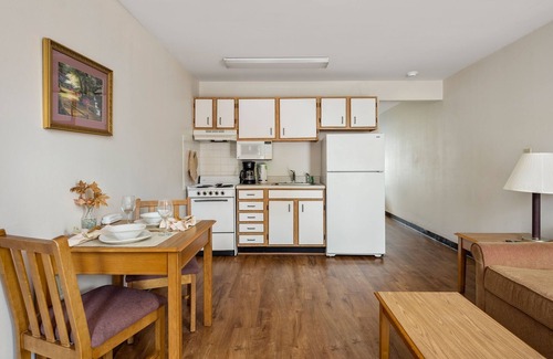 Conover Hotel | Budget-Friendly Suites with Kitchen & Breakfast in Hickory