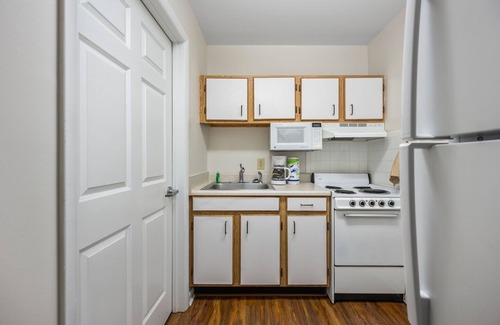 Conover Hotel | Budget-Friendly Suites with Kitchen & Breakfast in Hickory