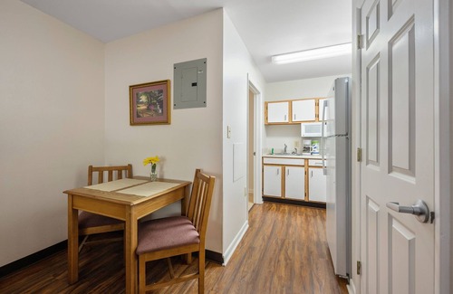 Conover Hotel | Budget-Friendly Suites with Kitchen & Breakfast in Hickory
