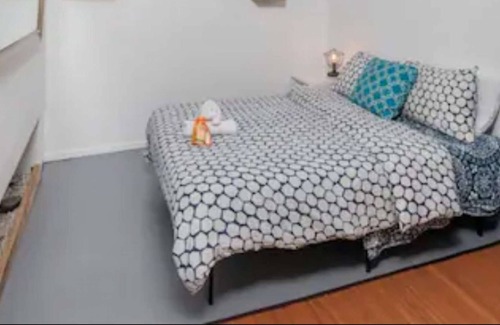 South San Francisco Apartment | Affordable Convenience bedroom 1 bath with small kitchenette Sitting in Downtown South San Francisco