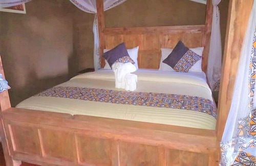 Tanzania Cabin | Experience Africa Safari Maasai Boma with Relaxing Spa & Kitchen