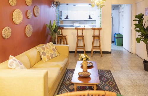 Laureles - Estadio House | Experience AfricaHouse LA: Pet-Friendly with Breakfast Option