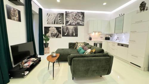 Altlerchenfeld Apartment | Experience African Paradise with Jacuzzi & Oceanfront Views