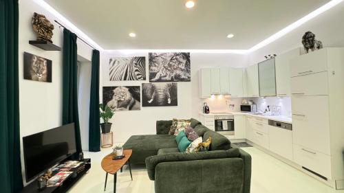 Altlerchenfeld Apartment | Experience African Paradise with Jacuzzi & Oceanfront Views