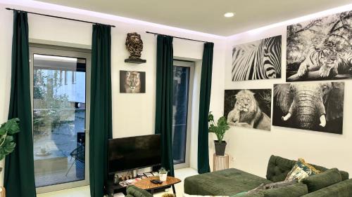 Altlerchenfeld Apartment | Experience African Paradise with Jacuzzi & Oceanfront Views