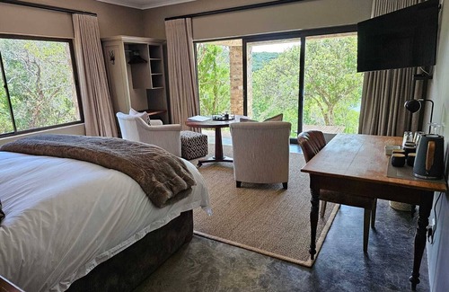 Grahamstown Cabin | Unforgettable African Safari Lodge with Pool & Breakfast