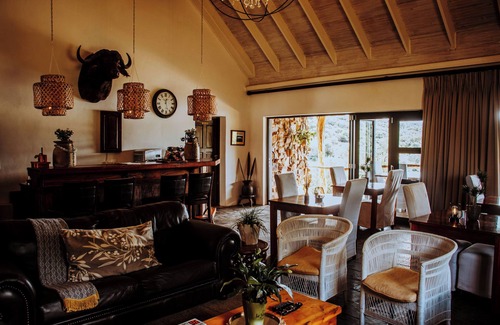 Grahamstown Cabin | Unforgettable African Safari Lodge with Pool & Breakfast