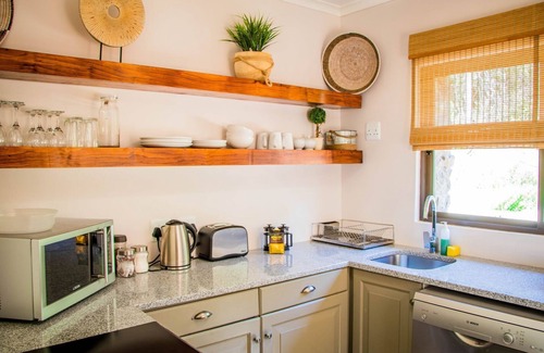 Grahamstown Cabin | Unforgettable African Safari Lodge with Pool & Breakfast