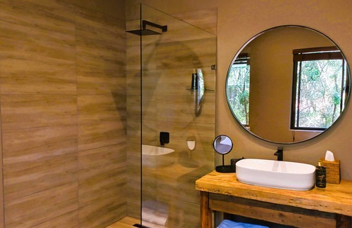 Grahamstown Cabin | Unforgettable African Safari Lodge with Pool & Breakfast